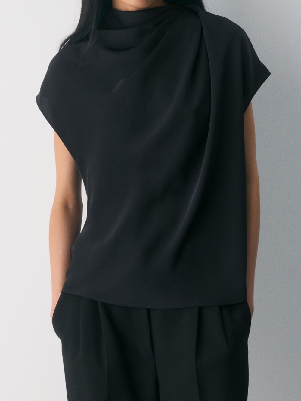 Minimalist Draped Black Sleeveless Top Babaton - Picture 1 of 2